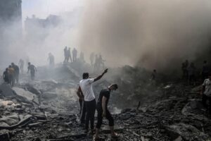 Fonte immagine: Dopo un bombardamento israeliano a Rafah, nel sud della Striscia di Gaza, 12 ottobre 2023. (Abed Rahim Khatib, Picture-Alliance Dpa-Ap-LaPresse) https://www.internazionale.it/opinione/pierre-haski/2023/10/13/gaza-rifugiati-egitto 