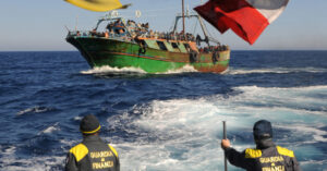 https://www.reportdifesa.it/guardia-di-finanza-operazione-aeronavale-al-largo-delle-coste-calabresi-intercettate-due-imbarcazioni-cariche-di-migranti-fermati-8-sospetti-scafisti/