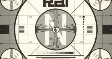 Didascalia immagine: Il primo logo del marchio risale al 1954, quando l’architetto e pittore Erberto Carboni realizzò il primo logo ufficiale della RAI - Fonte: https://www.brandforum.it/logo_tales/rai-radiotelevisione-italiana/